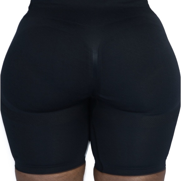 NWT Cake Body Stallion Scrunch Booty Biker Shorts - Picture 2 of 8